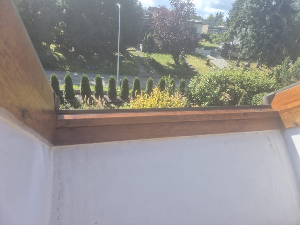 Drewniane okna dachowe przed renowacją w Kłodzku